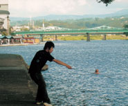 特別賞「釣り人と泳ぎを楽しむシニア