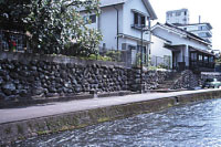 日田の川沿いの民家