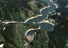 このダムの航空写真