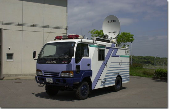 衛星通信車（中型車）