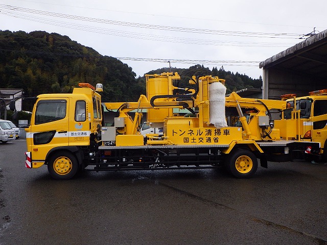 トンネル清掃車両