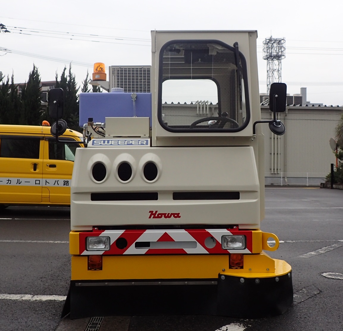 歩道清掃車両