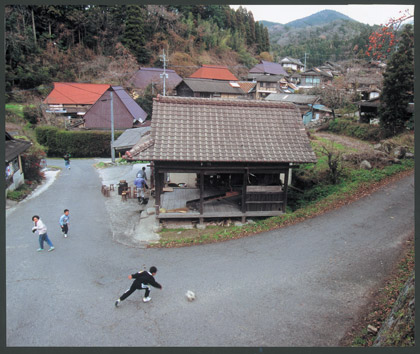 19.通りでボール遊びをする子供達