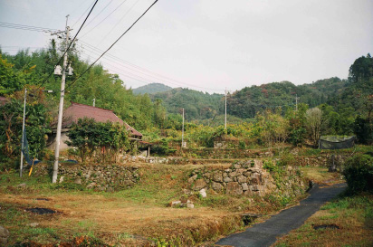 2.畑瀬橋から権現山を望む