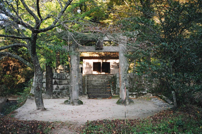 13.浮立も奉納されていた白髭神社の正面