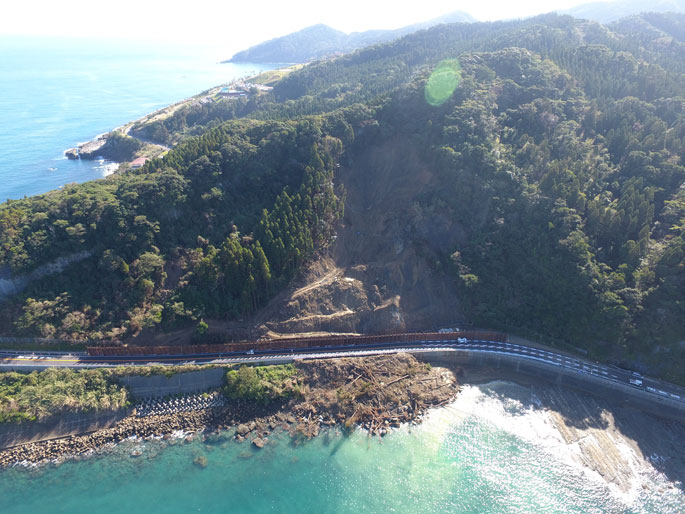 志戸辻地区（崩土除去状況）