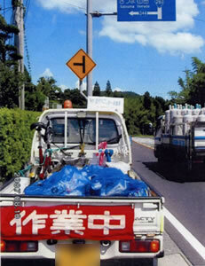 一緒に活躍する軽トラック