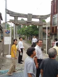 神浦商店街を歩き、古い町並みを見学