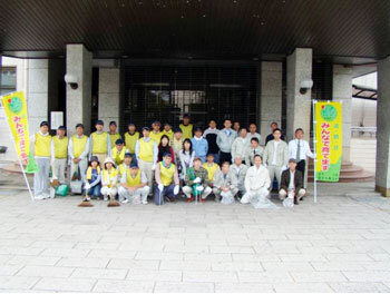 長崎県庁前に約40名の方が集まり、スタートしました。