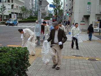 長崎市の椎木副市長も参加し汗を流しました。