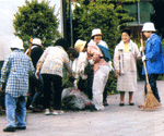 毎年８月の「道の日」の前後日曜日に、早朝２時間かけ垂水市中央商店街道路沿いの空缶拾いや草取りを行っている。
