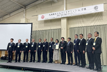 空港にいる人たち

中程度の精度で自動的に生成された説明