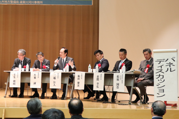 左から、直方市長、飯塚市長、田川市長、中間市長、嘉麻市長、福岡県河川課長（平成30年当時）