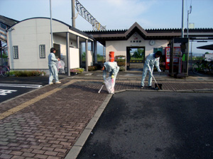 ＪＲ久保田駅周辺の清掃