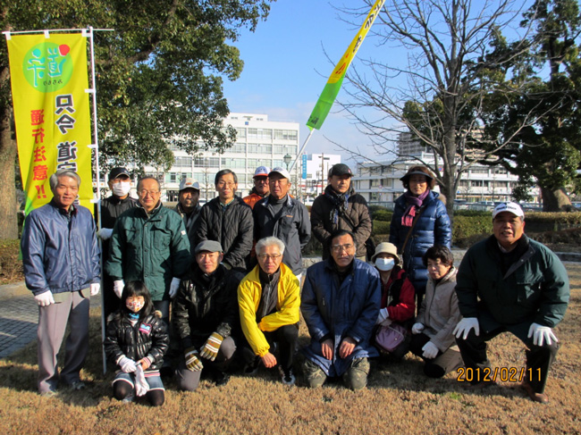 葉隠会道守部会　会員12名の参加者、佐賀国道事務所職員を囲んで出発前に記念撮影