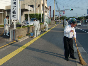 近隣清掃の日様子写真（高田電機㈱）