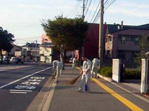 近隣清掃の日様子写真（高田電機㈱）