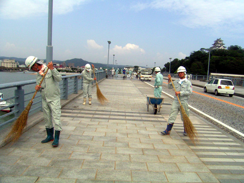 会社周辺道路の清掃状況（高田電機㈱）