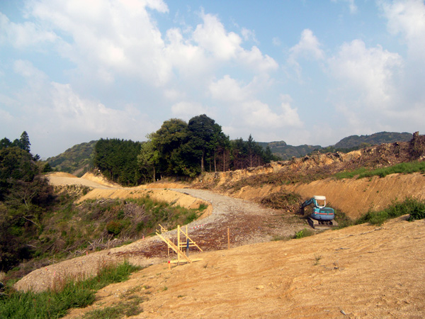 平成23年4月(道路を作る前の風景です。山を削って道の形を作っていきます。)