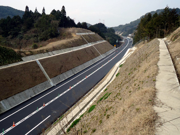 平成25年3月(舗装が仕上がり、区画線を引いている段階です。平成25年3月23日(土)15:00に唐津千々賀山田IC～北波多IC間が開通します。)