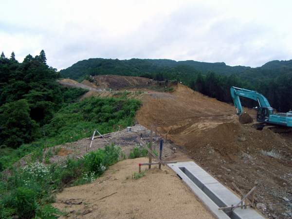 平成23年6月(重機を使って土を削り取っていきます)