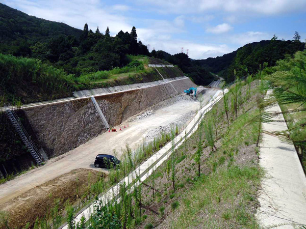 平成24年9月(反対車線側からの撮影です。方向は変わりません。さらに削っていきます。)