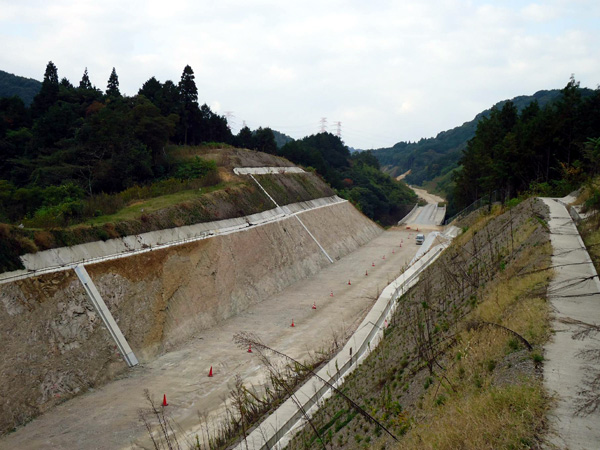 平成24年11月(路面部分がほぼ平面になり、道路の形が概成しました。)