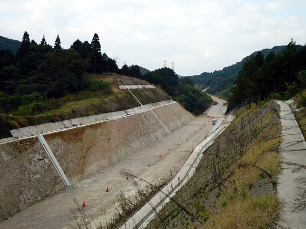 平成24年11月(路面部分がほぼ平面になり、道路の形が概成しました。)