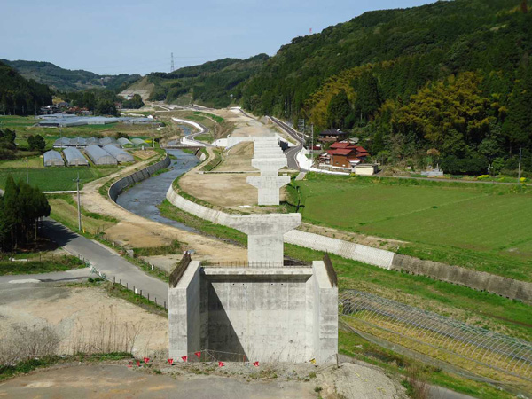 平成24年4月(北波多トンネルの入口から撮影しています。橋の脚などがほぼ完成したところです。)