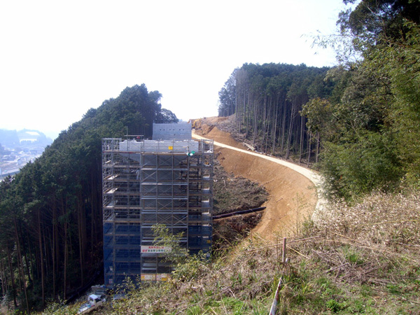 平成23年3月(道路の高さまで脚ができました)