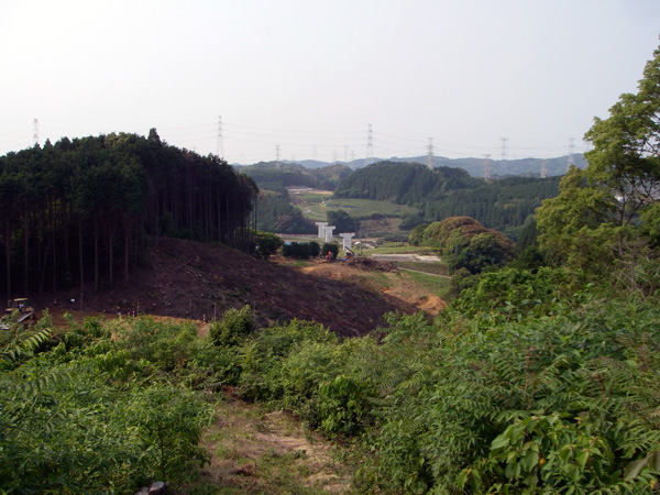 平成24年6月(写真奥に「板治川橋(仮称)(いたじがわはし)」の橋脚が見えます。まだ全部できていませんが、今後、工事が進む予定です。)