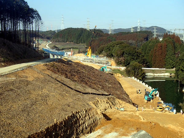 平成26年1月(写真奥が北波多IC方向　写真手前が伊万里東IC(仮称)方向)