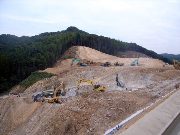 平成22年10月(重機で掘削して、石と土をダンプカーで運びます)