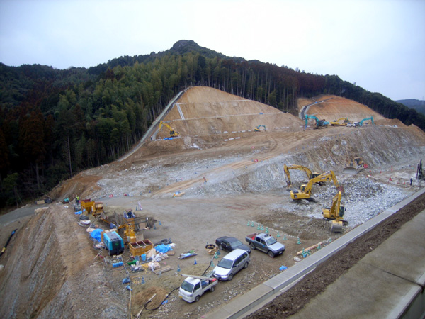 平成23年1月(硬い岩は爆薬による発破を併用して掘削します)