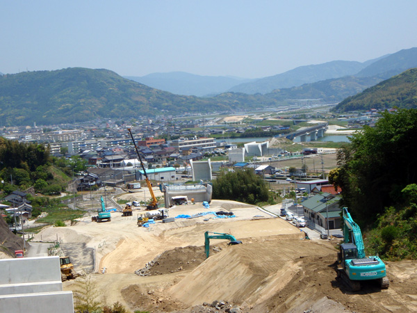 平成21年5月(道路の土台となる部分を作っています)