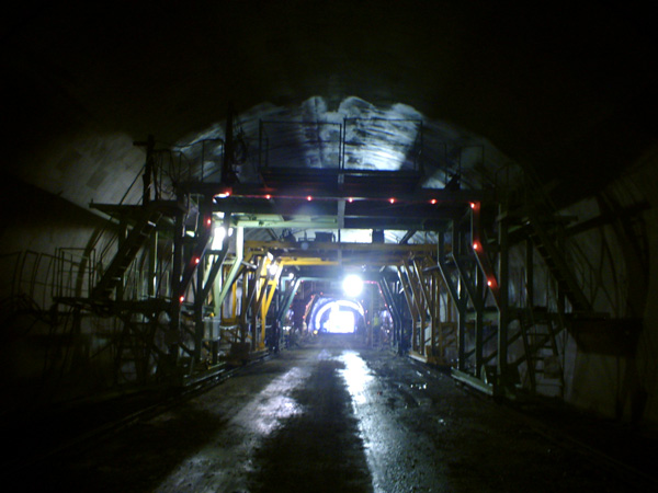 平成20年4月(トンネルの内の壁を固めています)