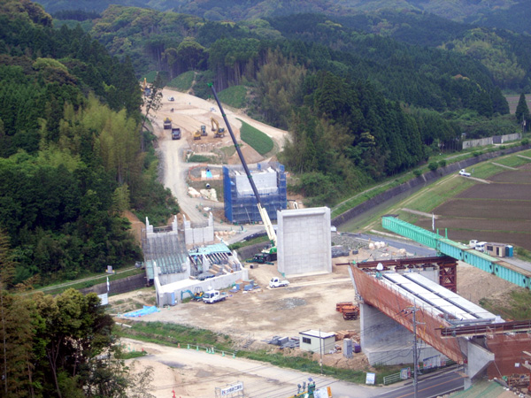 平成22年5月(1)(写真右側は県道を跨(また)ぐ橋を架けているところです)