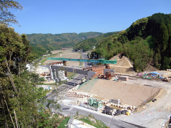 平成22年5月(2)(同じく県道を跨(また)ぐ橋を架けているところです)