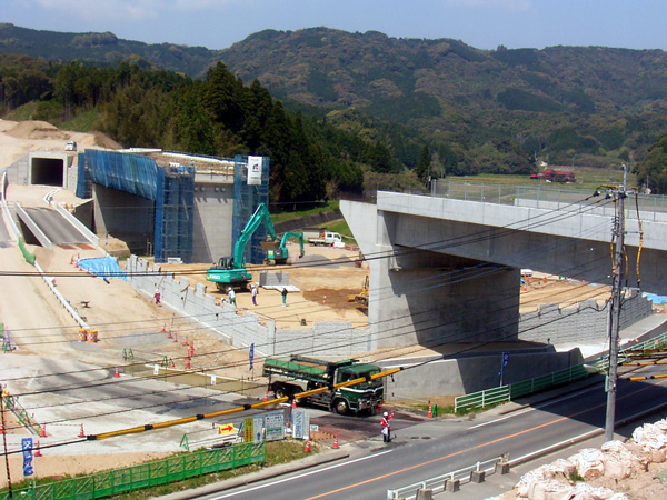 平成23年4月(大きな橋の間を盛土に補強剤を入れながら垂直な壁を作っていきます)