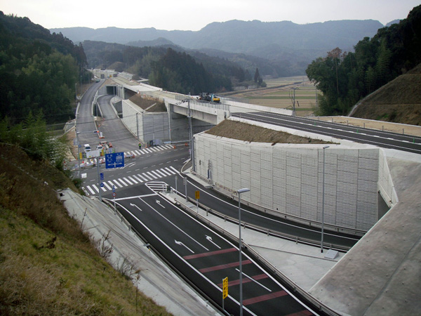 平成25年2月(写真では分かりにくいですが、県道320号とランプの交差点部に信号が設置されました。いよいよ平成25年3月23日(土)15:00に唐津千々賀山田IC～北波多IC間が開通します。)