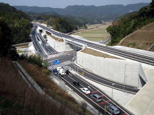 平成25年3月(舗装、区画線、附属物(看板など)がほぼ仕上がった段階です。平成25年3月23日(土)15:00に唐津千々賀山田IC～北波多IC間が開通します。)