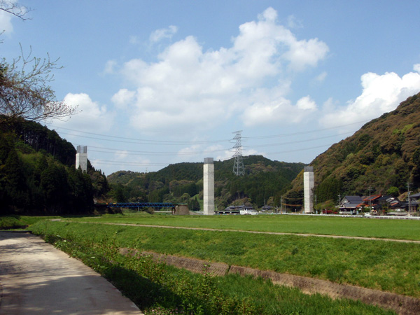 平成21年4月(橋の脚ができたところです)