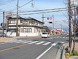神埼町一丁目の交差点で右の長崎街道からきた国道385号は直角に折れ曲がる。