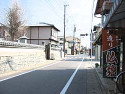 神埼宿。国道385号が横断する。左の塀は円楽寺。