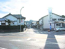 国道498号。奥に伸びているのが塩田宿