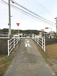 上西山公民館付近。　塚崎宿を横断する国道35号。現在長崎街道はこの手前の先でダムに水没しています