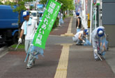 8月10日の「道の日」には、道路管理者による道路掃除が行われます。