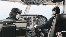 ヘリコプター機内