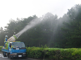 機械による薬剤散布
