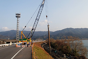 堤防本体の補強対策（鋼矢板打設）